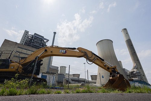 Einst großer Kraftwerksstandort - in Zukunft Digitalpark: In Frimmersdorf beginnt demnächst der Rückbau stillgelegter Kraftwerksblöcke. - © Rolf Vennenbernd/dpa