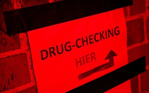 Die bundesweit einzigartige Gesetzeslage in Mecklenburg-Vorpommern ermöglicht das sogenannte Drug-Checking. - © Daniel Bockwoldt/dpa
