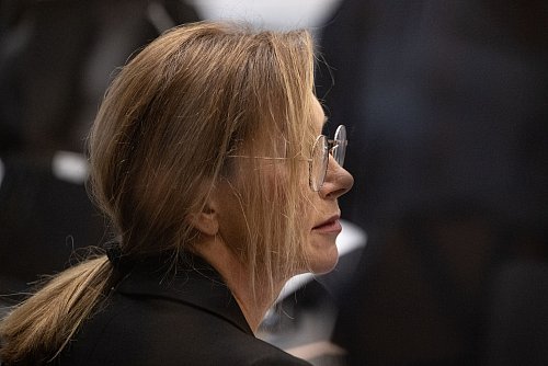 Die Mutter des getöteten Polizisten Rouven Laur, Petra Laur, war beim Prozessauftakt. - © Marijan Murat/dpa