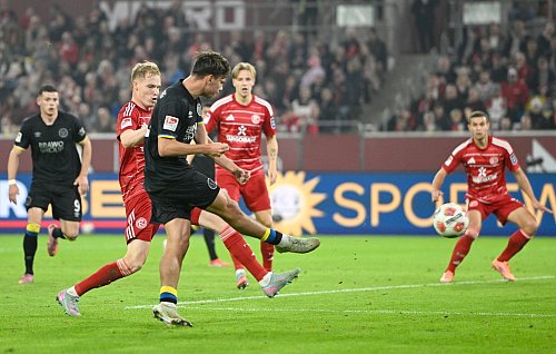 Max Marie trifft aus spitzem Winkel zum 2:0 für Braunschweig. - © Anke Waelischmiller/dpa