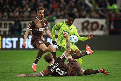 Hart umkämpftes Kellerduell zwischen dem FC ST. Pauli und der TSG Hoffenheim. - © Christian Charisius/dpa