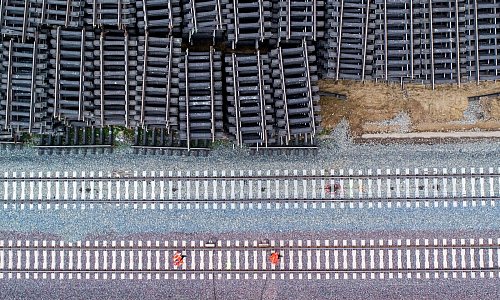 Gibt es auch mehr Geld für den Neubau von Bahnstrecken? (Archivbild) - © Julian Stratenschulte/dpa