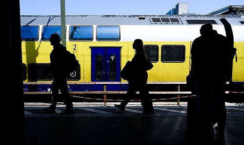 Beim Deutschlandticket richtet sich die Preissteigerung ab 2027 nach einem Index. - © Julian Stratenschulte/dpa