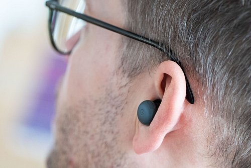 Sitzt! Sitzt? Wer große Ohrmuscheln hat, sollte die Pixel Buds Pro 2 besser probetragen. Im Test saßen sie in einem Ohr recht locker. - © Franziska Gabbert/dpa-tmn