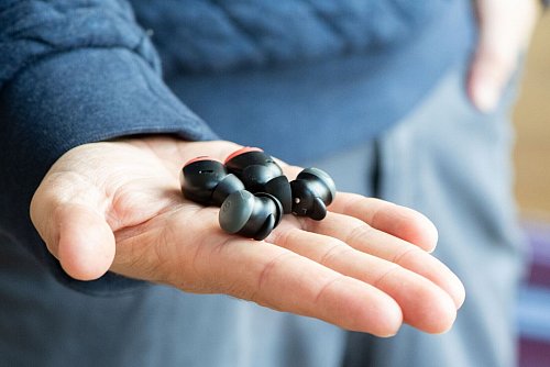 Die Pixel Buds Pro 2 (vorne) sind im Vergleich zum Vorgängermodell ein gutes Drittel kleiner und leichter geworden. - © Franziska Gabbert/dpa-tmn