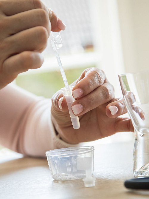 Was verraten Körperflüssigkeiten wie Speichel über meine Gesundheit? So mancher geht dem mit Hormon-Selbsttests nach. - © Christin Klose/dpa-tmn