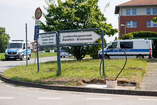 Rund um die JVA war die Polizei mit starken Kräften präsent. - © Friso Gentsch/dpa