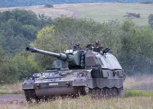 Auch Deutschland liefert der Ukraine neue Waffen. (Archivbild) - © Boris Roessler/dpa