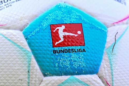 Wegen der Geschehnisse in Magdeburg empfiehlt die DFL Trauerflor und Schweigeminuten in den Stadien. - © Harry Langer/dpa