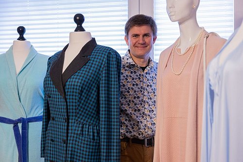 Einige der Kleider hat «Mutter Beimer» getragen. - © Rolf Vennenbernd/dpa