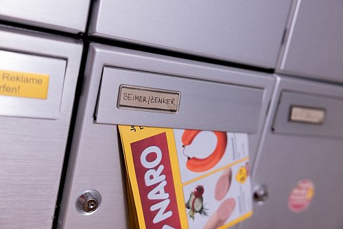 Auf die Briefkastenanlage ist Weber besonders stolz. - © Rolf Vennenbernd/dpa