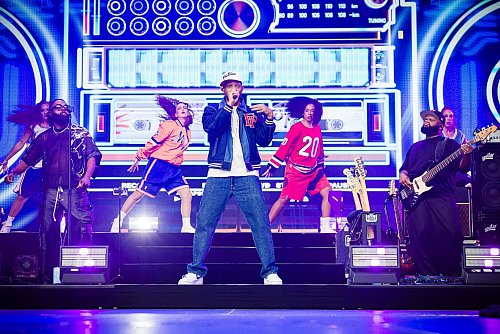Mit Tänzerinnen und Liveband sorgt Will Smith in Wolfsburg für Stimmung. - © Moritz Frankenberg/dpa