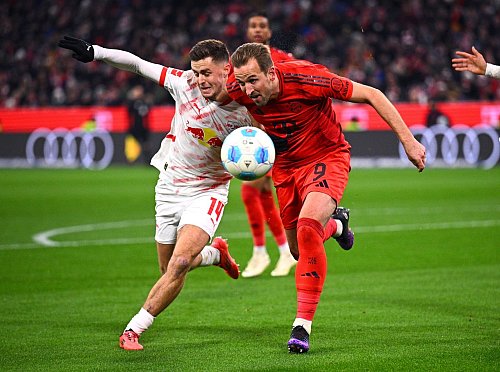 Harry Kane (r), hier im Zweikampf mit Leipzigs Christoph Baumgartner, tat der Offensiv-Abteilung des FC Bayern gut. - © Tom Weller/dpa