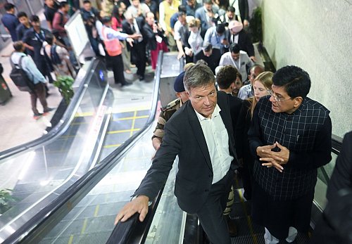 Piyush Goyal, Indiens Minister für Handel und Industrie, und Wirtschaftsminister Robert Habeck nehmen die U-Bahn. - © Sebastian Christoph Gollnow/dpa