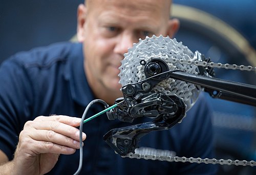 Der einfache Drahtesel war früher: In modernen Rädern wird Hi-End-Technik verbaut. - © Boris Roessler/dpa
