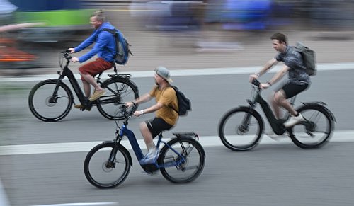 E-Bikes holen schnell auf: Schon 18 Prozent der Fahrräder in Deutschland haben einen Motor. (Archivbild) - © Arne Dedert/dpa
