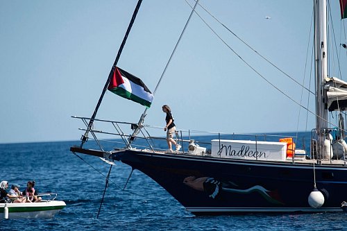 Tagelang waren die Aktivisten auf der «Madleen» unterwegs. (Archivbild) - © Salvatore Cavalli/AP/dpa