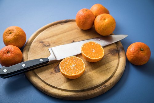 Schritt 1: Clementine mit einem Messer quer aufschneiden und halbieren. - © Christin Klose/dpa-tmn