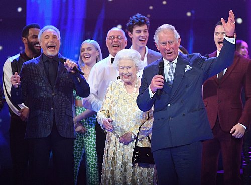 Sir Tom Jones trat beim 92. Geburtstag für Queen Elizabeth II. auf, die ihn 2006 zum Ritter geschlagen hatte. - © Andrew Parsons/Sunday Times/PA Wire/dpa