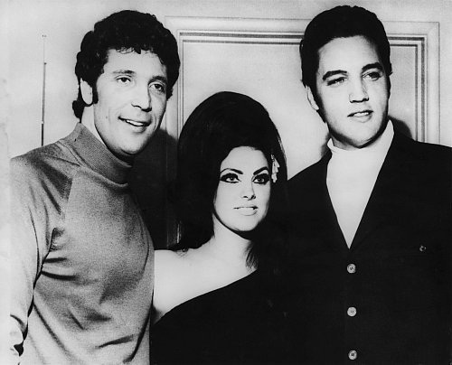 Mit Elvis Presley und dessen Frau Priscilla verband Tom Jones eine Freundschaft. - © UPI/dpa
