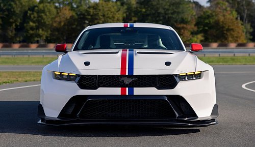Track Day: Diese Front erinnert mehr an einen Rennwagen für die Piste als an einen Grand Tourismo für die Straße - © Ford/dpa-tmn