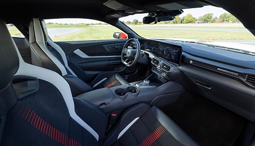 Dynamisch, aber...der Tester moniert die im Vergleich zu den überragenden sportlichen Leistungen durchschnittliche Materialauswahl und lieblose Gestaltung im Cockpit. - © Ford/dpa-tmn