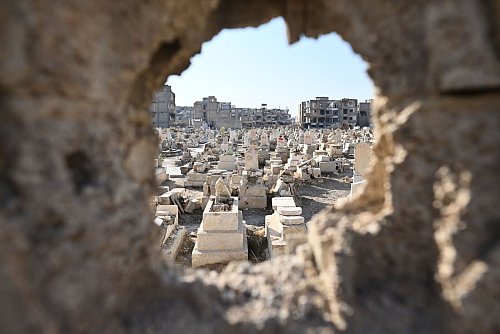 Ruinen und ein Friedhof - viel mehr ist nicht übrig geblieben von Dschubar, einem im Krieg zerstörten Viertel von Damaskus. Auch mehrere Moscheen und eine alte Synagoge sind stark beschädigt. - © Sebastian Gollnow/dpa