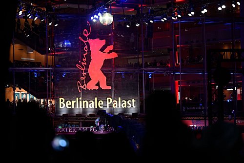 Die großen Premieren der Filme im Berlinale Palast werden laut Angaben des Filmfestivals etwas teurer. (Archivbild) - © Monika Skolimowska/dpa
