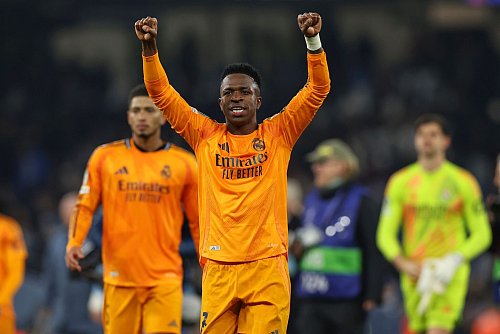 Vinícius Júnior freut sich über den Sieg mit Real Madrid im Playoff-Hinspiel der Champions League bei Manchester City. - © Darren Staples/AP/dpa