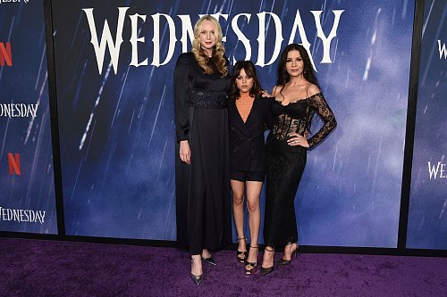 Welterfolg «Wednesday»: Gwendoline Christie, Jenna Ortega und Catherine Zeta-Jones (l-r). (Archivbild) - © Richard Shotwell/Invision via AP/dpa
