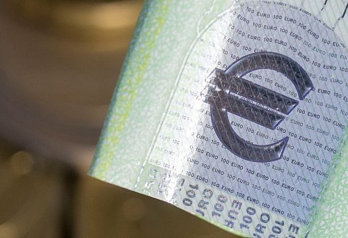 Die Zinssenkungen der EZB wirken sich für Sparer negativ aus (Symbolbild) - © Hendrik Schmidt/dpa