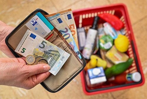 Die Teuerungswelle ist gebrochen, aber zuletzt zogen die Verbraucherpreise wieder stärker an (Symbolbild) - © Patrick Pleul/dpa
