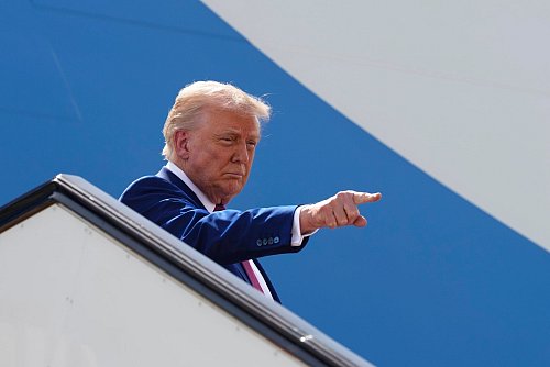 US-Präsident Trump ist noch immer nicht gut zu sprechen auf Superstar Taylor Swift. - © Alex Brandon/AP/dpa