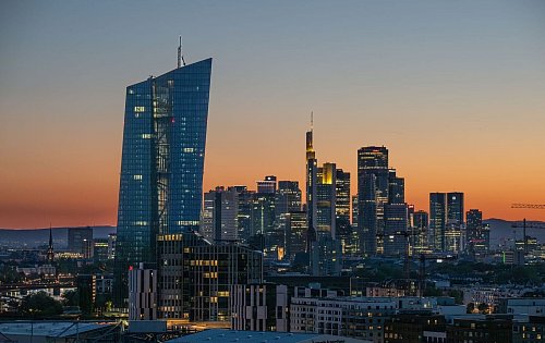 Die EZB hat die Zinsen acht Mal seit vergangenem Sommer gesenkt (Archivbild) - © Boris Roessler/dpa