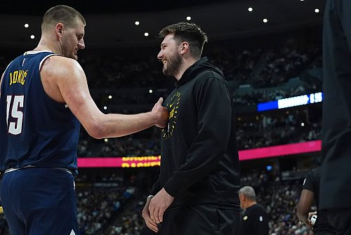 Luka Doncic saß angeschlagen auf der Bank, Nikola Jokic holte mit den Nuggets den Sieg. - © David Zalubowski/AP/dpa