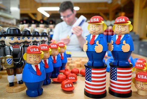 Donald Trump fürs Wohnzimmer: Kunsthandwerker in Seiffen widmen dem US-Präsidenten eine neue Räucherfigur. - © Hendrik Schmidt/dpa