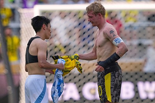 Julian Brandt muss einige Wochen mit einer Schiene am Arm spielen - © Carolyn Kaster/AP/dpa
