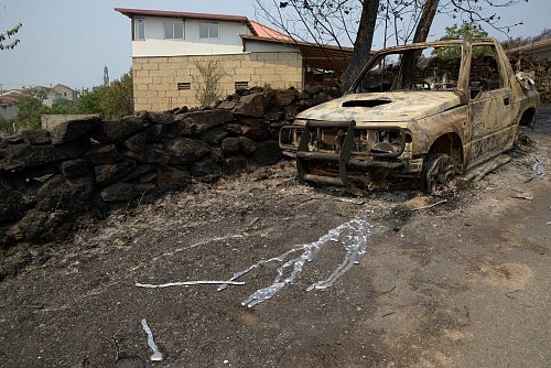 Die Waldbrände erreichen auch immer wieder kleine Ortschaften, wo vor allem die Häuser am Ortsrand gefährdet sind. - © Rosa Veiga/EUROPA PRESS/dpa