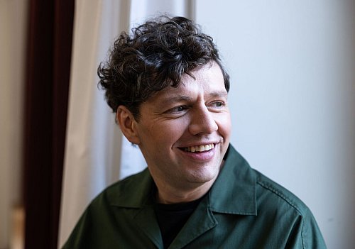 Christian Friedel moderiert den Deutschen Filmpreis. (Archivbild) - © Hannes P. Albert/dpa