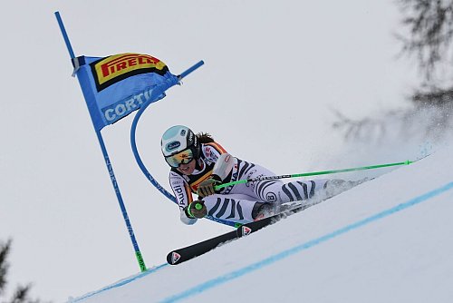 Schied nach einem Fahrfehler aus: Die deutsche Speed-Spezialistin Kira Weidle-Winkelmann. - © Marco Trovati/AP/dpa