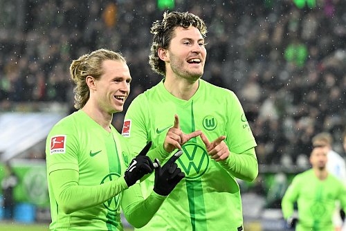 Jeweils ein Tor und eine Vorlage: Wolfsburgs Jonas Wind (r) und Patrick Wimmer feiern das Tor zum 2:1 gegen Kiel. - © Swen Pförtner/dpa