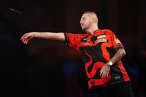 Peilt das dritte WM-Halbfinale an: Nathan Aspinall. - © Zac Goodwin/PA Wire/dpa