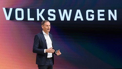 Wegen des stockenden Hochlaufs der Elektromobilität will Konzernchef Oliver Blume konzernweit die Elektro-Strategie überprüfen. - © Julian Stratenschulte/dpa