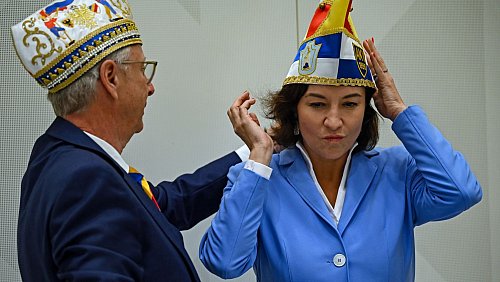 Die Karnevalisten würdigten vor allem den Humor der Bundesforschungsministerin. - © Helena Dolderer/dpa