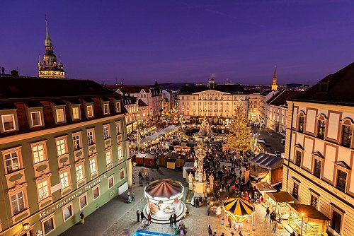 Der Krautmarkt in Brünn erstrahlt im Winter in weihnachtlichem Glanz. - © TIC Brno/dpa-tmn