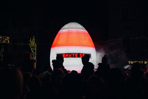 Sieht nach Ostern aus, ist aber ein Drachenei für die Weihnachtszeit in Brünn: Die Lichtinstallation stammt vom Studio NAHAKU. - © Simona Modrá/TIC Brno/dpa-tmn