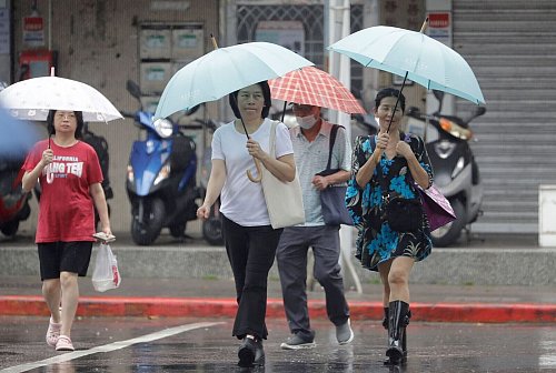 Wegen des Taifuns wurden in Taiwan zahlreiche Flüge gestrichen und Geschäfte blieben geschlossen. - © Chiang Ying-ying/AP/dpa