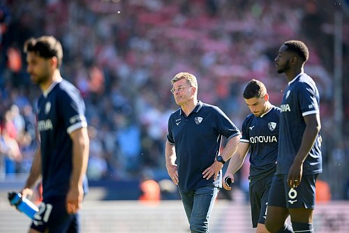 Konnte den Abstieg nicht verhindern: Bochums Trainer Dieter Hecking. - © Anke Waelischmiller/dpa