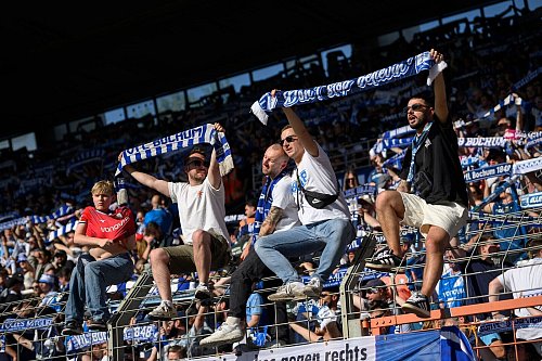 Die Bochumer Fans feiern ihren Verein auch nach dem Abstieg. - © Anke Waelischmiller/dpa