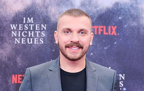 Filmstar Edin Hasanovic wird heute nicht mehr nur als krimineller Migrant besetzt. - © Annette Riedl/dpa